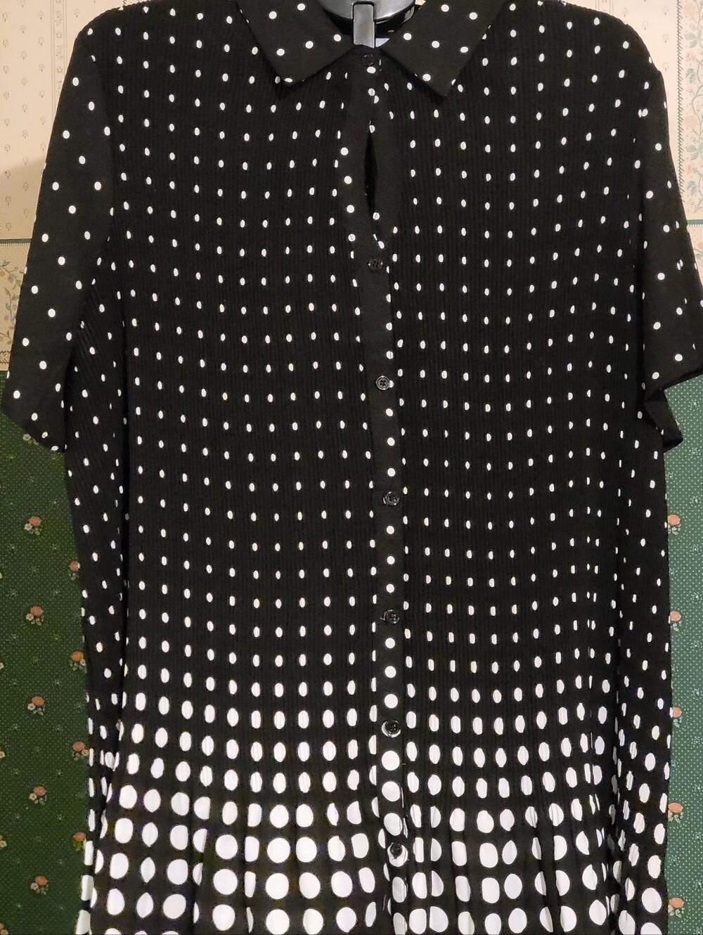 Only Necessities Black and White Gradient Polka Dot Button-Down Top Size 26/28